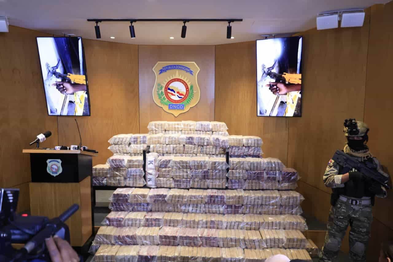 DNCD incauta 700 paquetes de presunta cocaína ocultos en cargamento de uvas en Caucedo